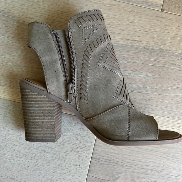 Universal Thread Shoes - Picture 6 of 7